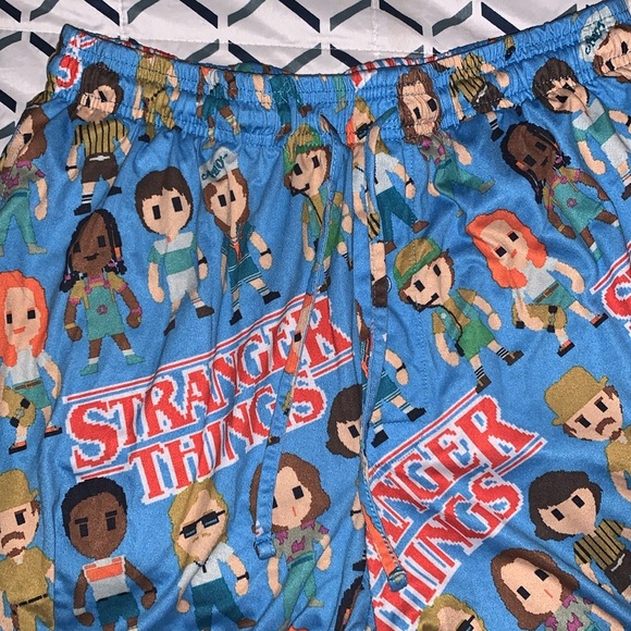 Stranger Things Medium pajama shorts, elastic waist, drawstring with pockets - Picture 4 of 9
